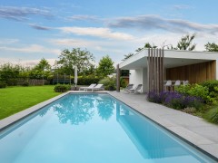 Tuinwerken Willemsens Strak zwemkanaal met modern poolhouse 
