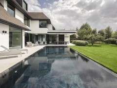 Biopool Bouwkundig overloopzwembad in natuursteen, met een serene look-and-feel